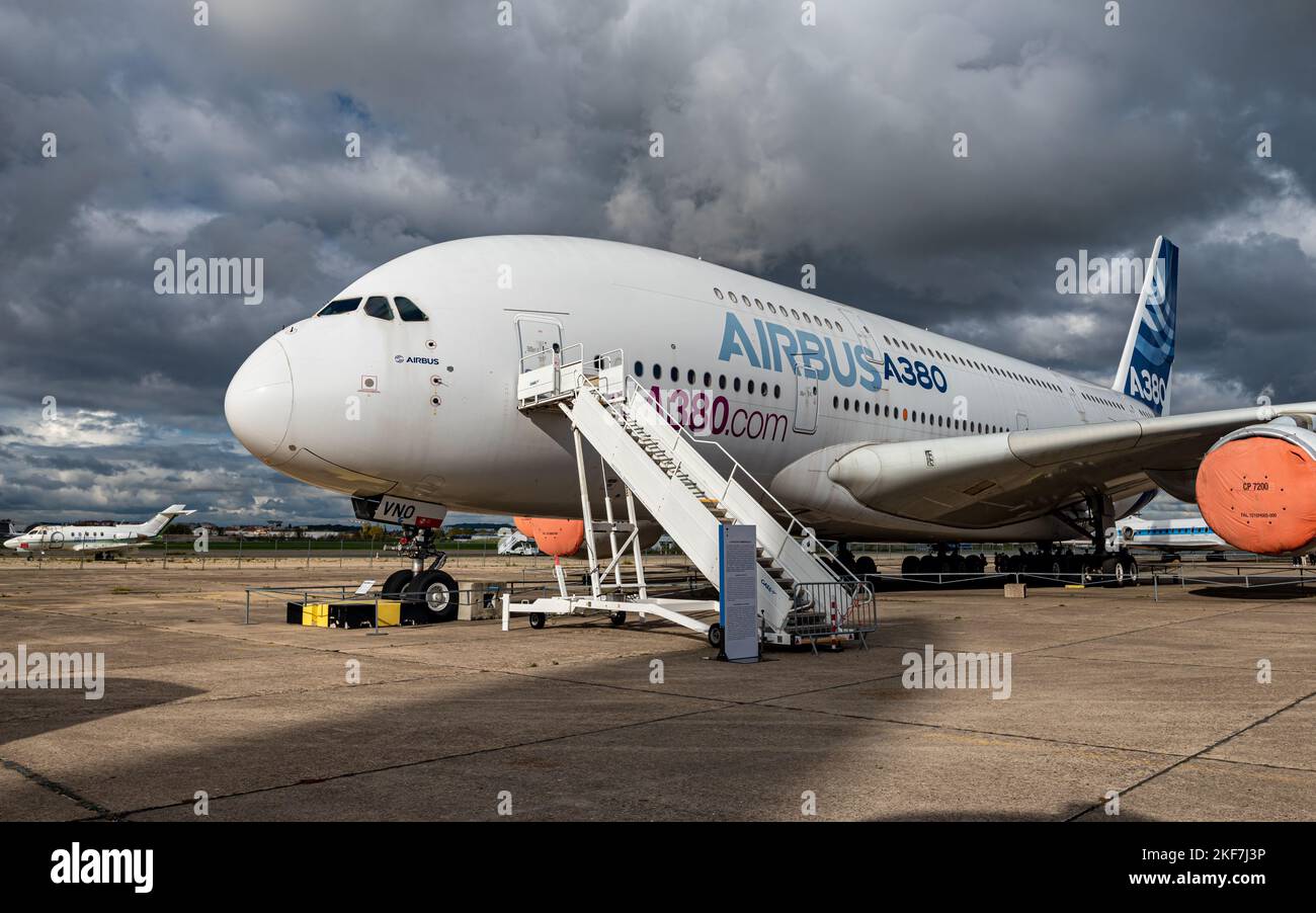 Airbus A380 wurde im französischen Museum für Luft und Raumfahrt am südöstlichen Rand des Flughafens Paris-Le Bourget ausgestellt. Stockfoto