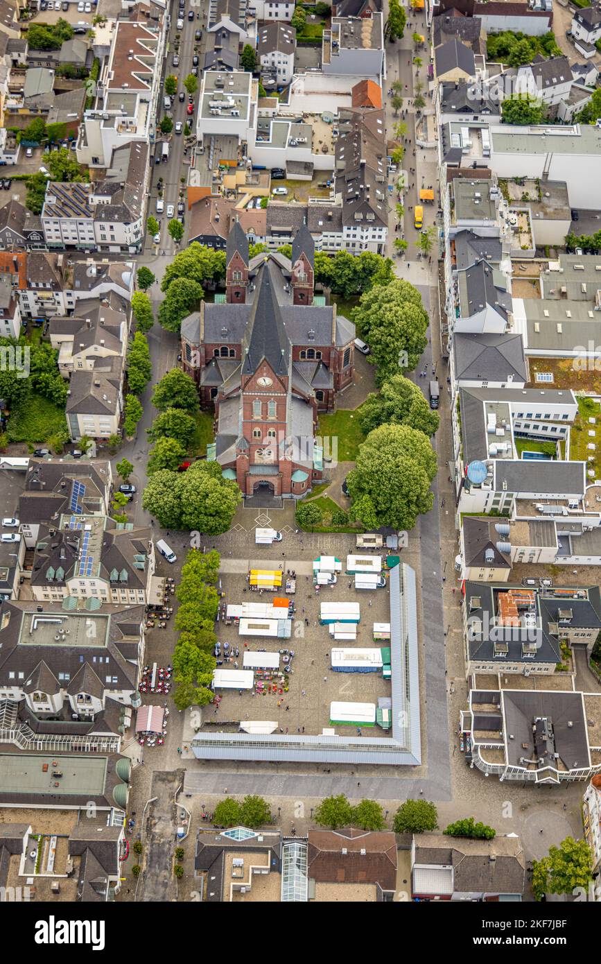 Luftaufnahme, Neheimer Dom St. Johannes-Baptist und Neheimer Markt, Wochenmarkt, Neheim, Arnsberg, Sauerland, Nordrhein-Westfalen, Deutschland, Wor Stockfoto