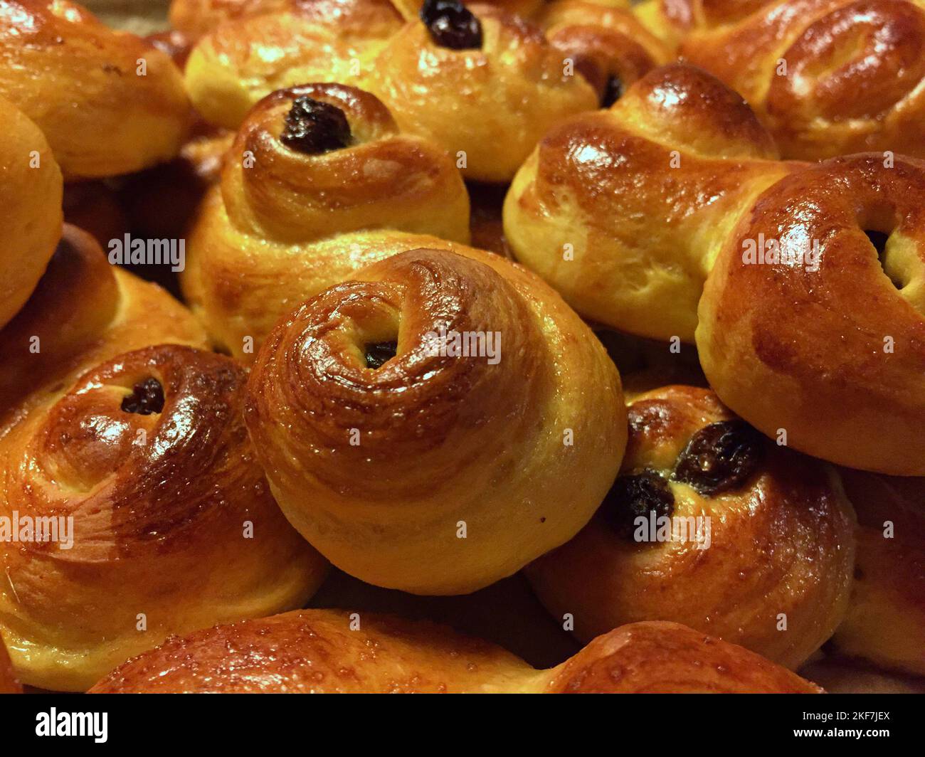 Hausgemachte Safranbrötchen sind eine schwedische Tradition vor dem St. Lucia-Feiertag im Dezember. Stockfoto