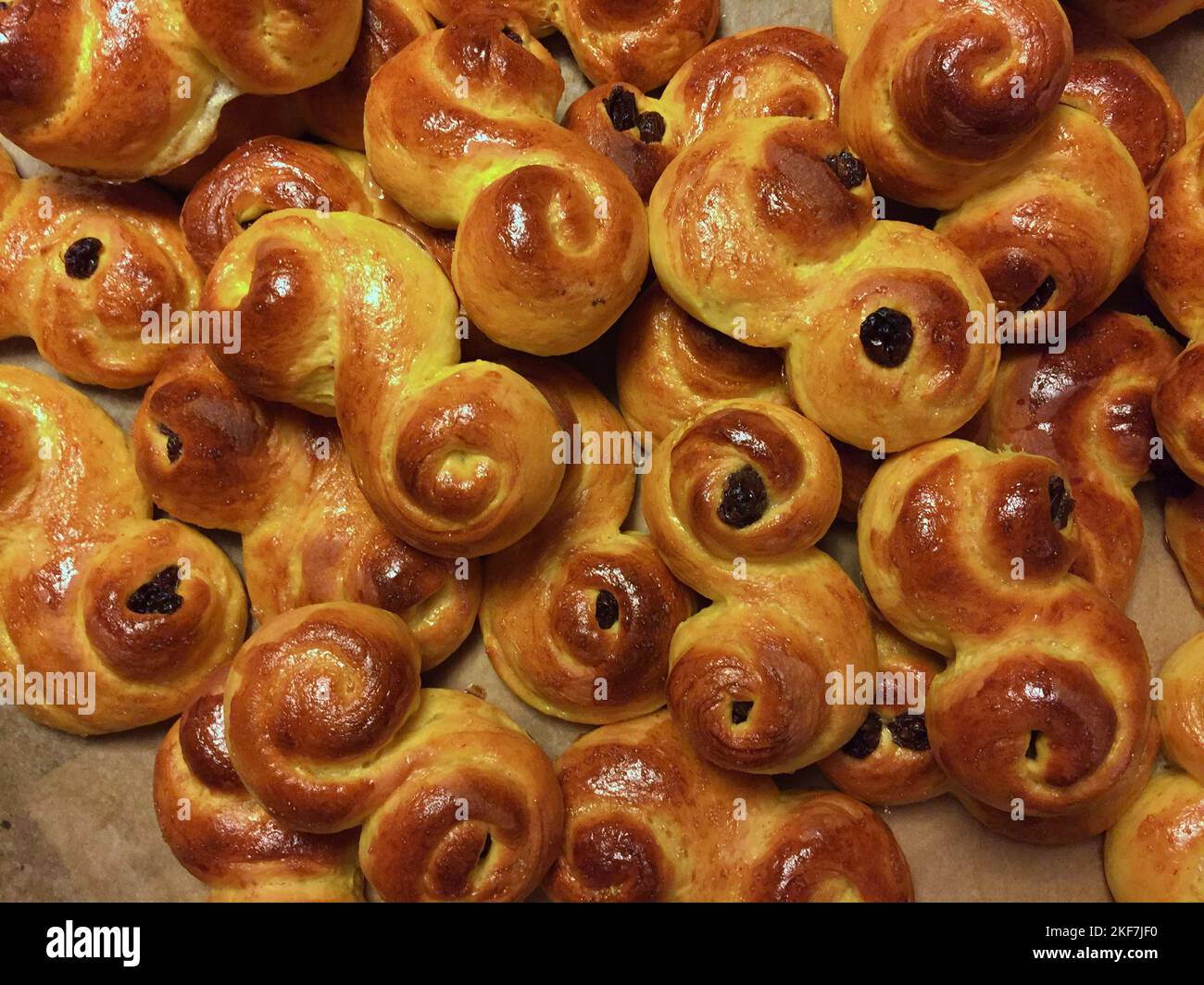 Hausgemachte Safranbrötchen sind eine schwedische Tradition vor dem St. Lucia-Feiertag im Dezember. Stockfoto