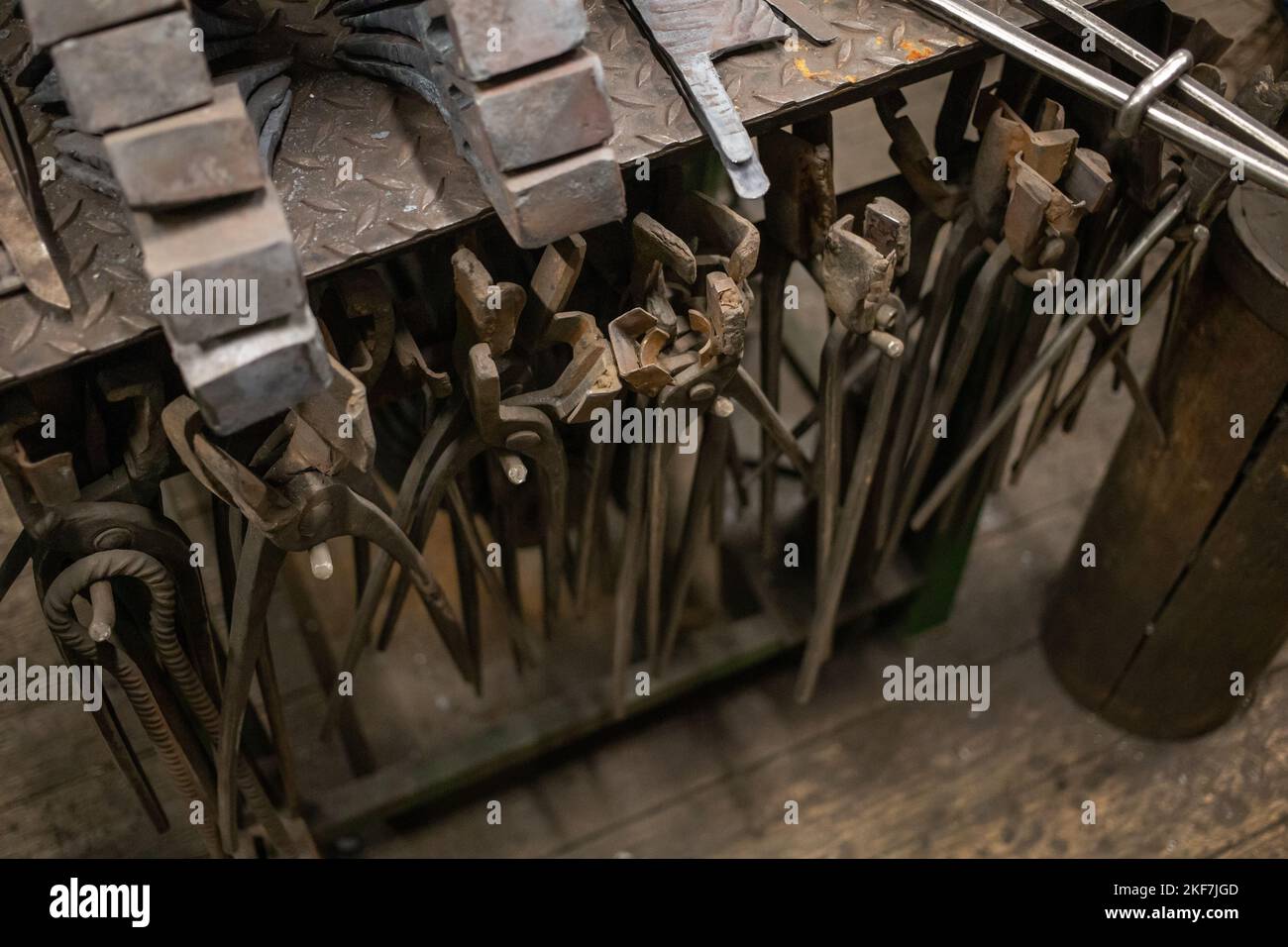 Schmiedewerkzeuge und Metallrohlinge in der Schmiede Stockfoto