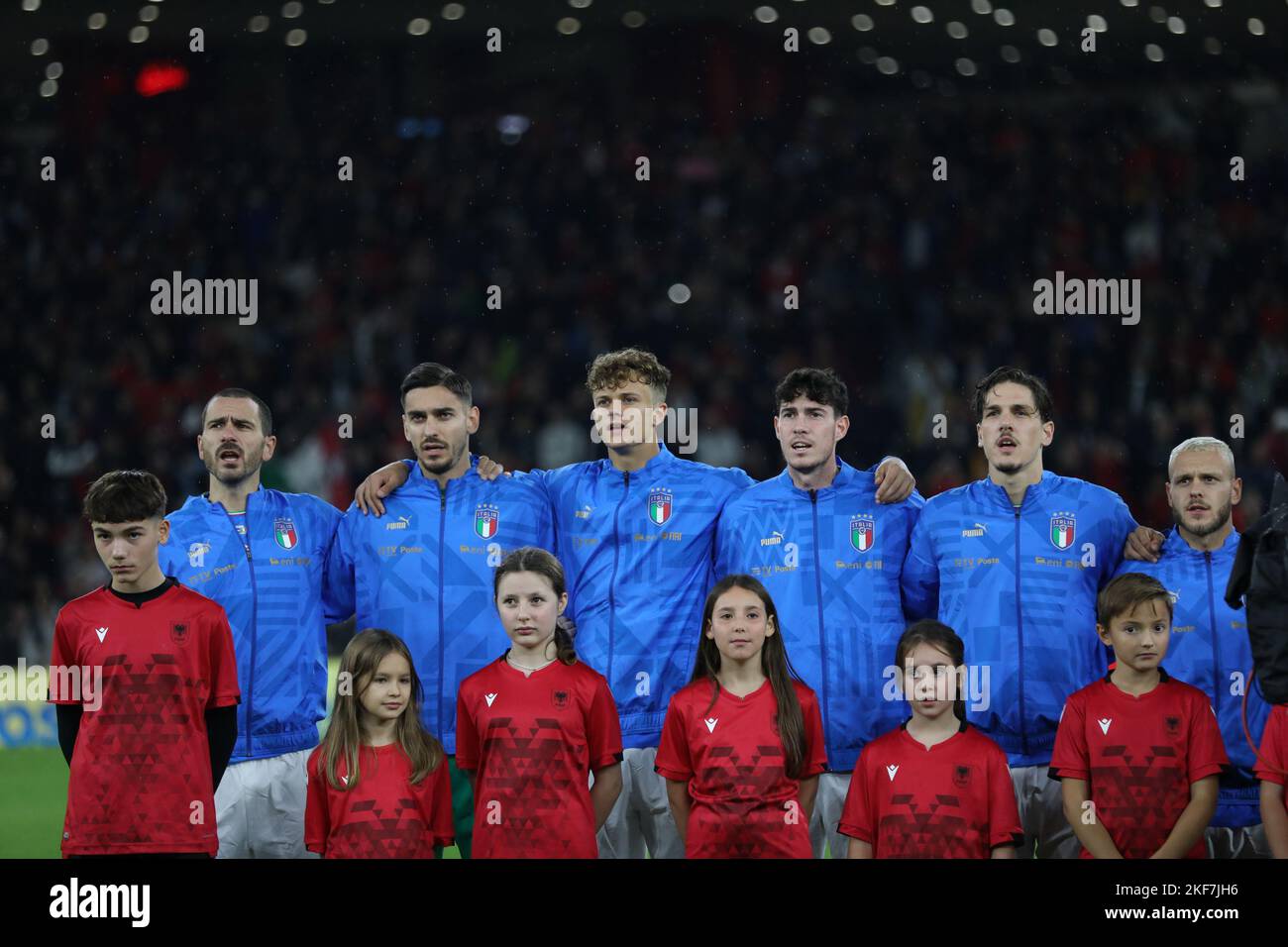 Tirana, Albanien. 16.. November 2022. Italyâ&#x80;&#X99;s Spieler, (L-R) Leonardo Bonucci, Alex Meet, Scalvini, Bastoni, Zaniolo und Dimarc während des fußballfreundlichen Fußballspiels zwischen den Nationalmannschaften Albaniens und Italiens am 15. November 2022 im Air Albania Stadium in Tirana, Albanien. Foto Nderim Kaceli Kredit: Unabhängige Fotoagentur/Alamy Live Nachrichten Stockfoto