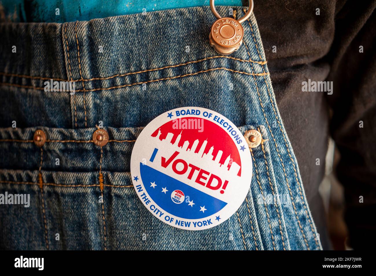 Eine Wählerin trägt am Wahltag in New York am Dienstag, dem 8. November 2022, ihren Sticker „Ich habe gestimmt“. (© Richard B. Levine) Stockfoto