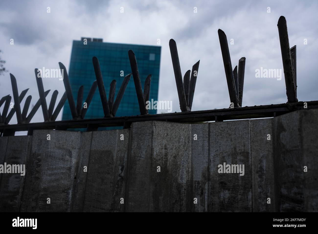 Spitzer Zaun über der Wand schützt Unternehmensgebäude, Vorsorge gegen städtische Gewalt, Bundesstaat Rio de Janeiro, Brasilien. Stockfoto