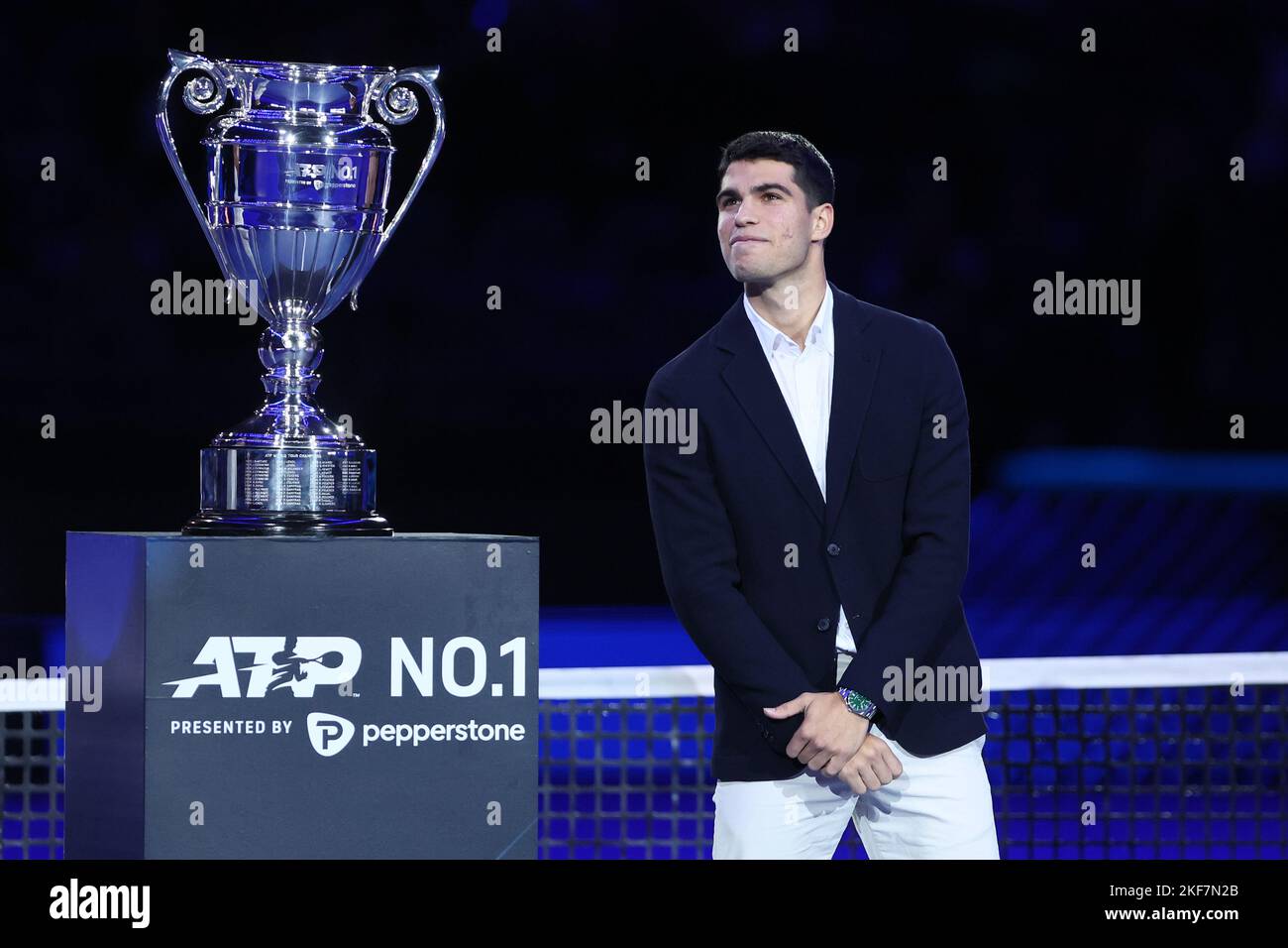 Turin, italien, 16/11/2022, Carlos Alcaraz aus Spanien erhält die Trophäe als bester ATP-Spieler des Jahres 2022 während des vierten Tages der Nitto ATP World Tour Finals im Pala Alpitour am 16. November 2022 in Turin, Italien Stockfoto