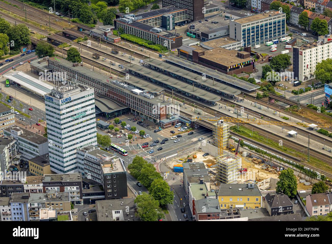 Luftaufnahme, Bochumer Hauptbahnhof, Lueg Hochhaus, Baustelle und Neubau P7 Parkhaus am Südring, Gleisdreieck, Bochum, Ruhrgebiet, Nein Stockfoto
