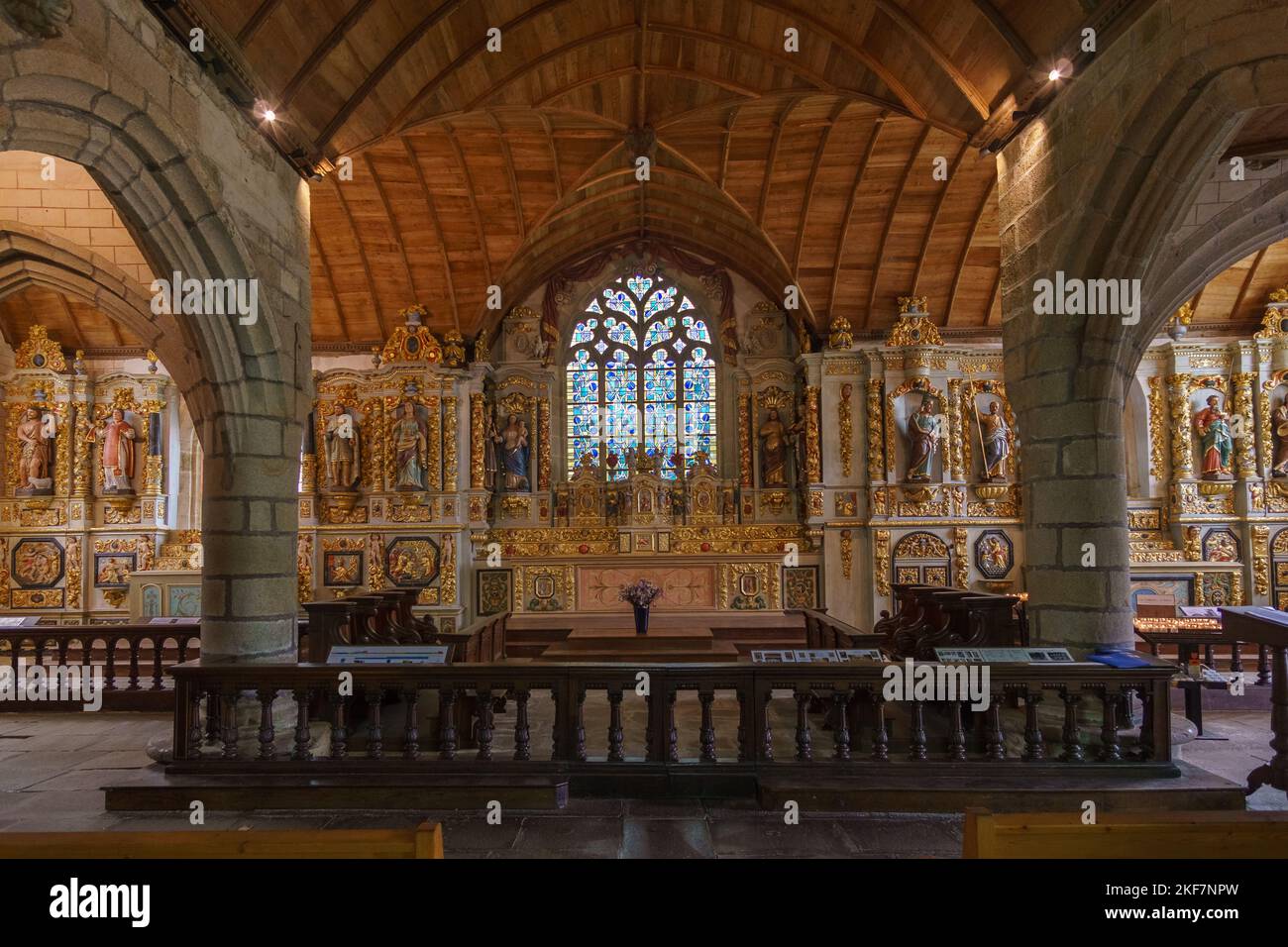 Typisch schöne bretonische alte Kirche namens Chapelle SainteMarieduMenezHom mit Holzdecke Typisch schöne bretonische alte Kirche namens Chapelle SainteMarieduMenezHom mit Holzdecke