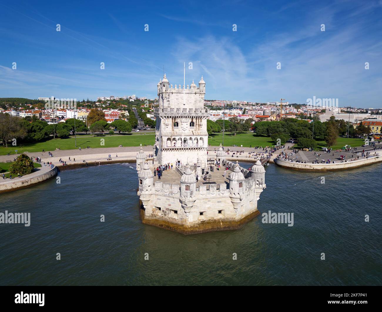 Luftdrohnenansicht des Belem-Turms in Lissabon, Portugal während eines schönen sonnigen Tages am Fluss Tejo. Unesco-Weltkulturerbe. Historische Besuche. Stockfoto