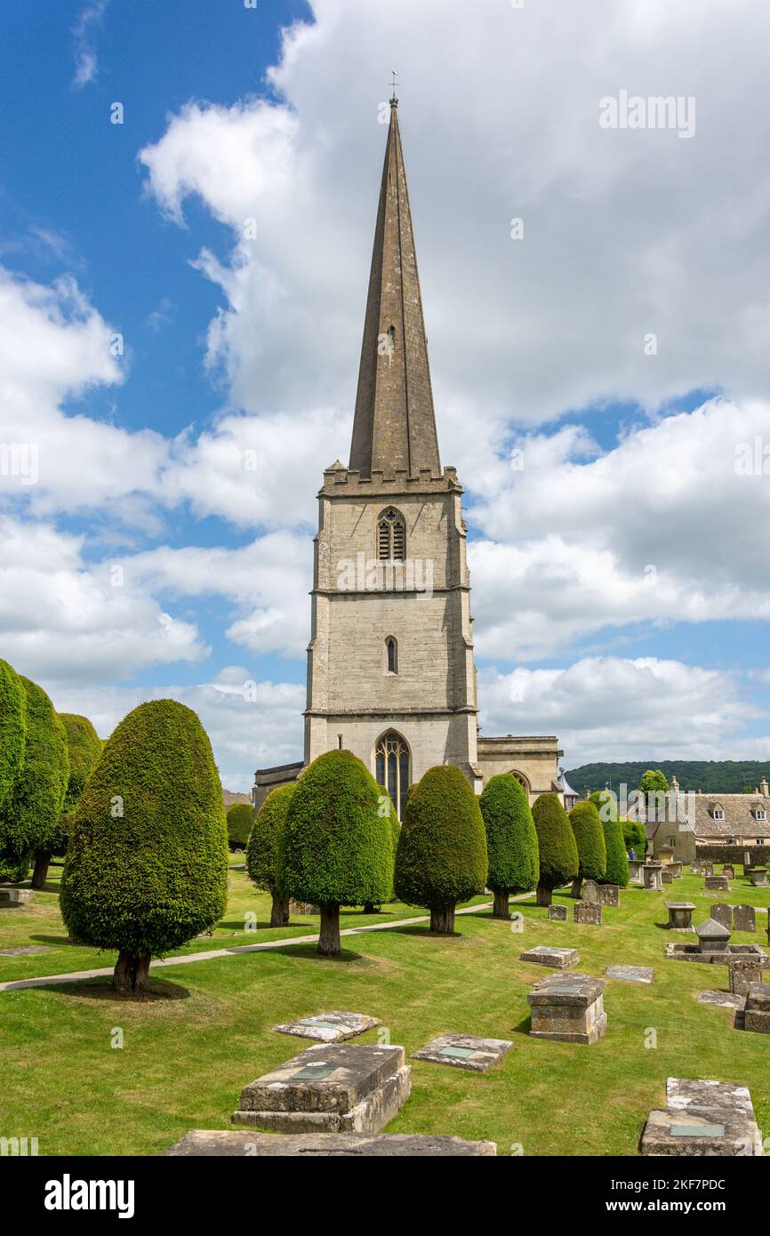 St Mary's Parish Church mit Eibenbäumen, New Street, Painswick, Gloucestershire, England, Vereinigtes Königreich Stockfoto