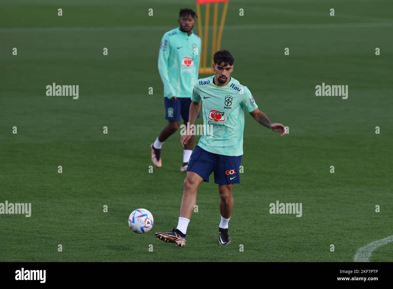 Turin, Italien, 16.. November 2022. Fred sieht zu, wie Lucas Paqueta aus Brasilien während der brasilianischen Trainingseinheit im Juventus Training Center in Turin den Ball spielt. Bilddatum: 16.. November 2022. Bildnachweis sollte lauten: Jonathan Moscrop/Sportimage Stockfoto