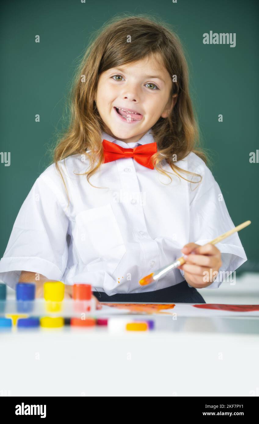 Nahaufnahme von kleinen Kleinkind Mädchen Zeichnung Bild mit bunten Farbe mit Pinsel. Kindererziehung. Konzept der Kunst und Kreativität der Kinder. Stockfoto