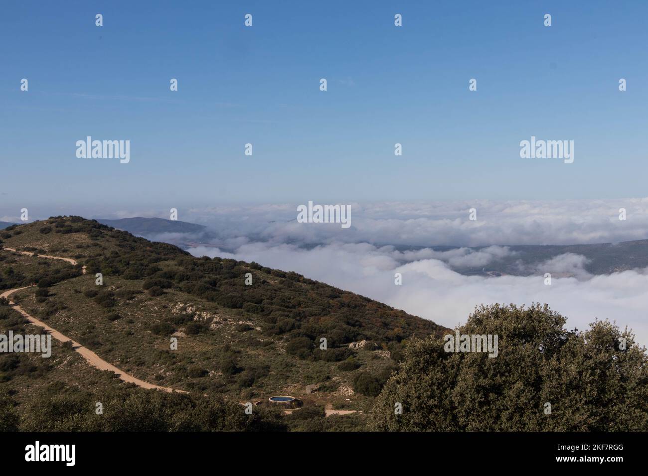 Luftaufnahme der Berge mit Morgenfetzen aus den Bergen von Alcoy, Alicante Stockfoto
