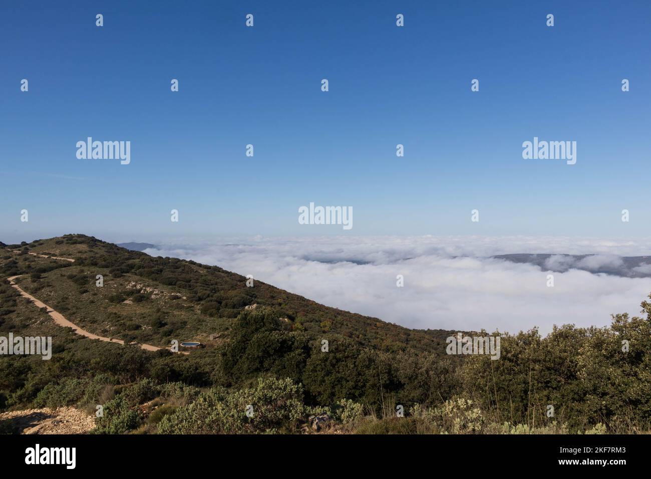 Alcoi vom roten Brunnenberg mit Nebel, Alicante, Spanien. Stockfoto