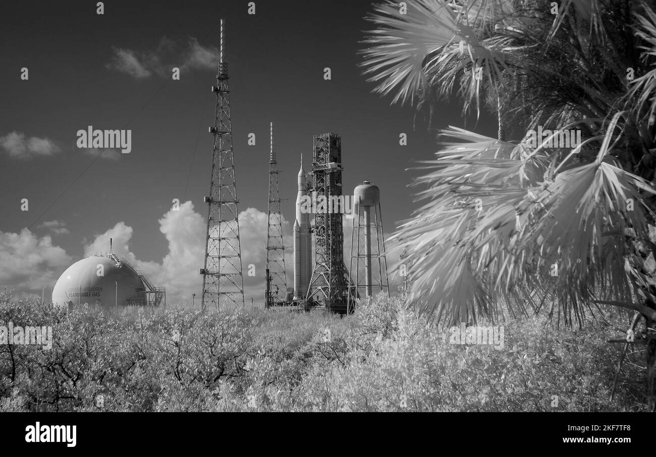 Cape Canaveral, Florida, USA. 14.. November 2022. Das Space Launch System (SLS) der NASA mit der Orion-Sonde auf einem mobilen Trägerrakete wird in dieser schwarz-weißen Infrarotstrahlung auf dem Launch Pad 39B beobachtet, da die Vorbereitungen für den Start am Montag, den 14. November 2022, im Kennedy Space Center der NASA in Florida fortgesetzt werden. Der Artemis I-Flugtest der NASA ist der erste integrierte Test der Deep-Space-Explorationssysteme der Agentur: Die Raumsonde Orion, die SLS-Rakete und die unterstützenden Bodensysteme. Der Start des Tests ohne Besatzungsmacht ist für den 16. November um 1:04 Uhr EST geplant. Bildnachweis: (NASA Stockfoto