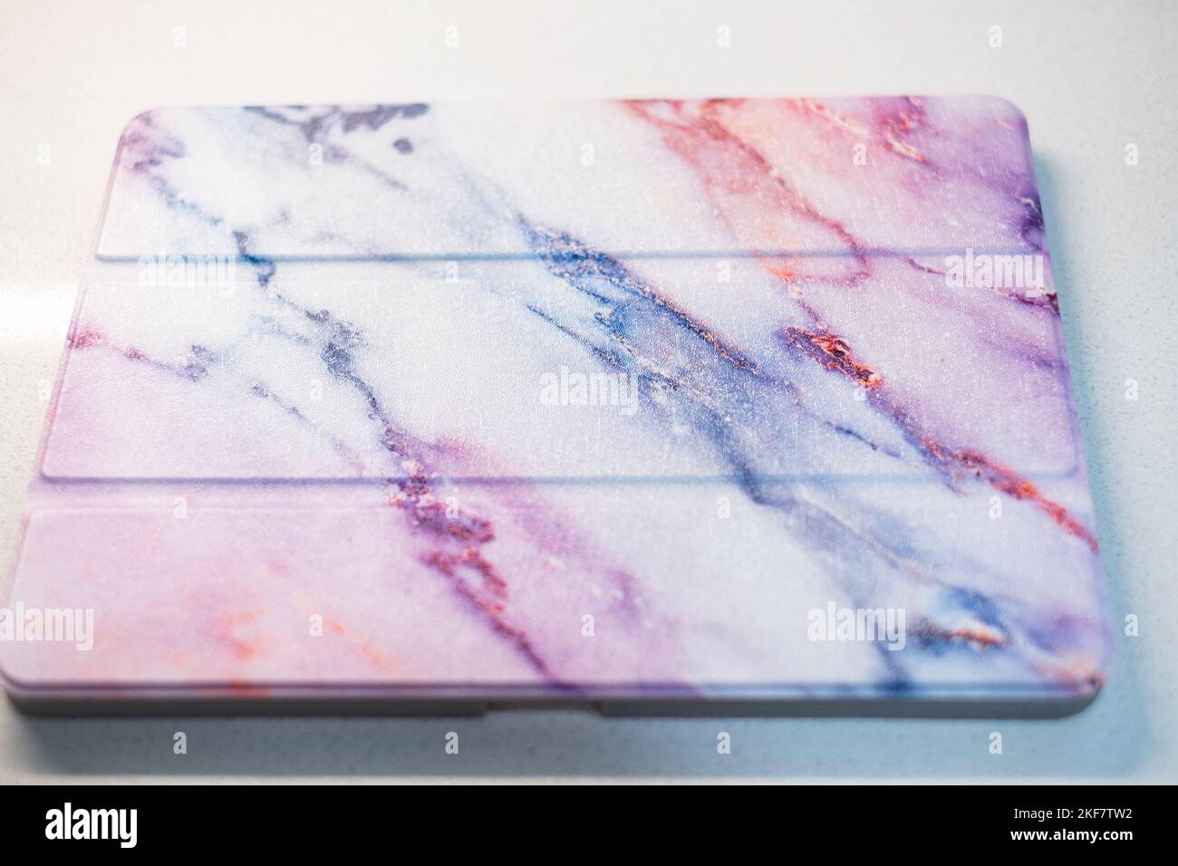 Dekorative faltbare iPad Pro Abdeckung auf weißem Hintergrund. Stockfoto