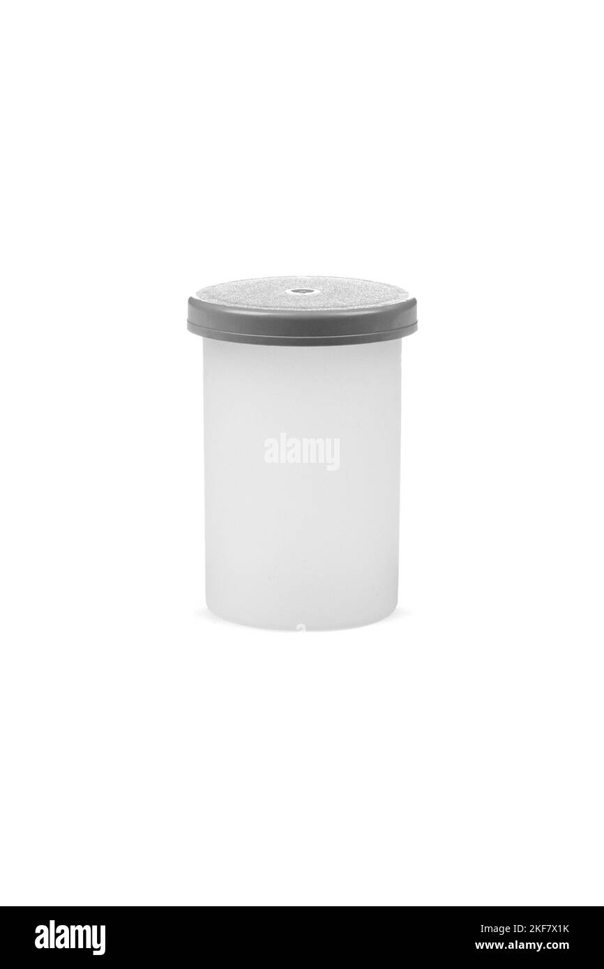 Weiße 35mm FotofilmDose mit grauer Kappe isoliert auf weißem Hintergrund Stockfoto