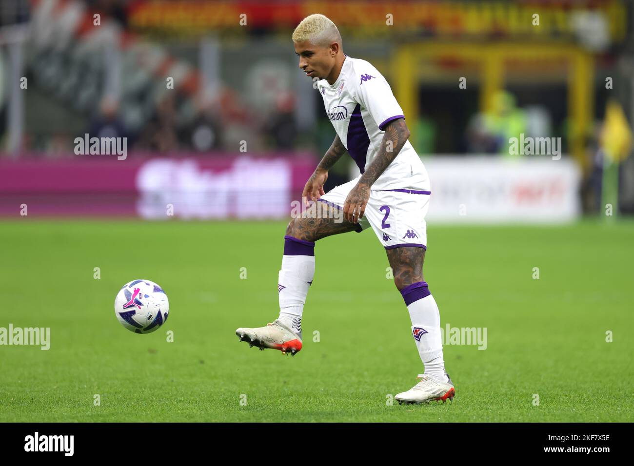 Mailand, Italien, 13.. November 2022. Dodo von ACF Fiorentina während der Serie A Spiel bei Giuseppe Meazza, Mailand. Bildnachweis sollte lauten: Jonathan Moscrop / Sportimage Stockfoto