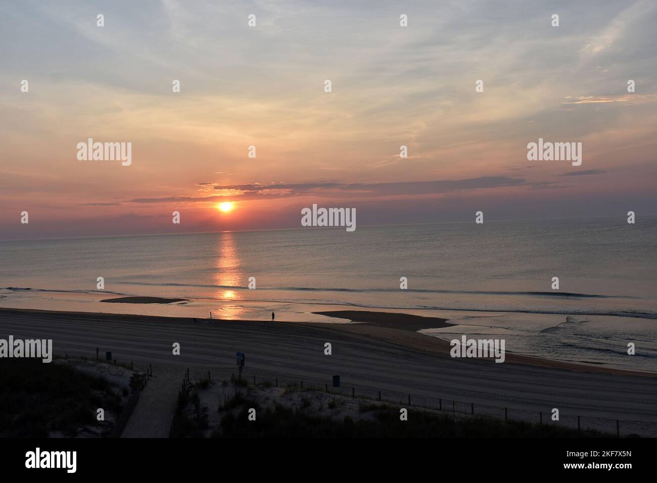 sonnenaufgang über dem Atlantik in Ocean City MD. An einem wunderschönen Morgen Stockfoto