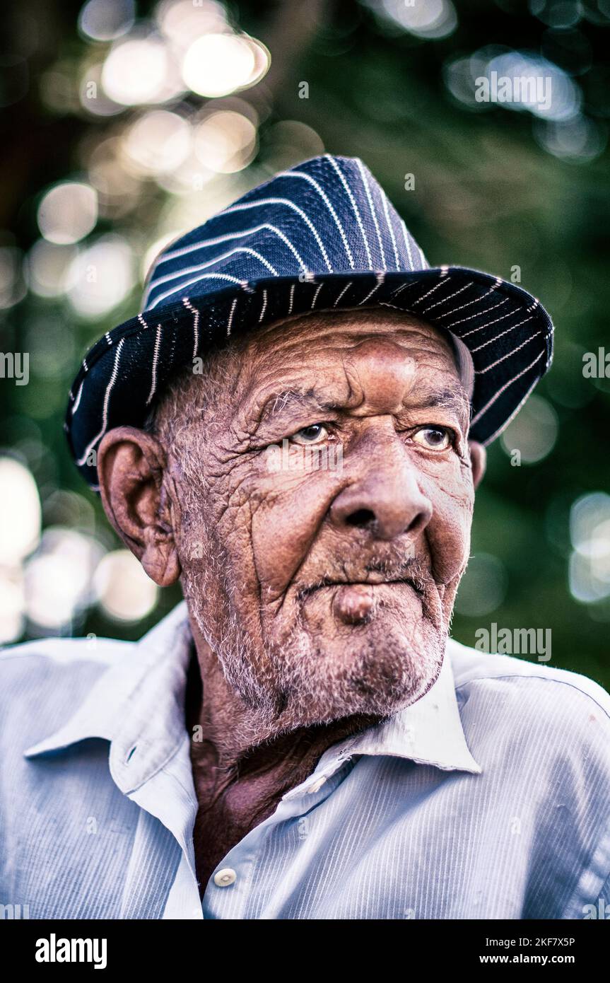 Älterer Mann in einem Hut. Hochformat. Kuba. Stockfoto
