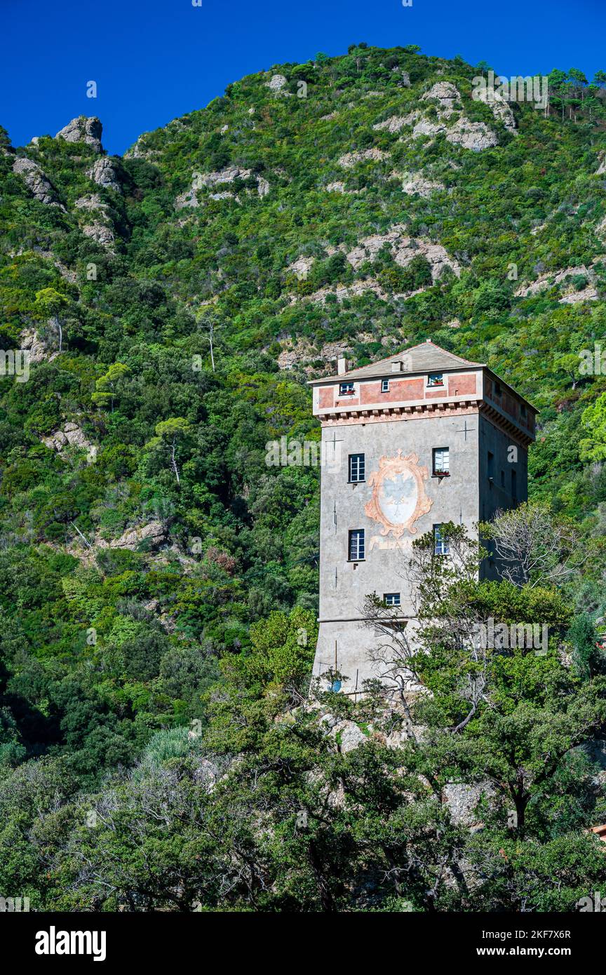 Antiker Turm Doria, in dem kleinen Dorf San Fruttuoso an der italienischen Riviera Stockfoto