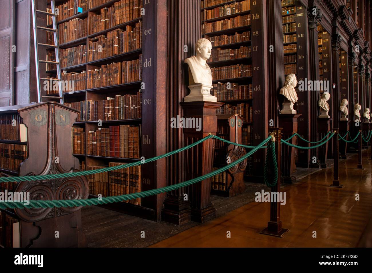 Alte Bücherregale mit Briefen in der Trinity College Library, Dublin, Irland Stockfoto