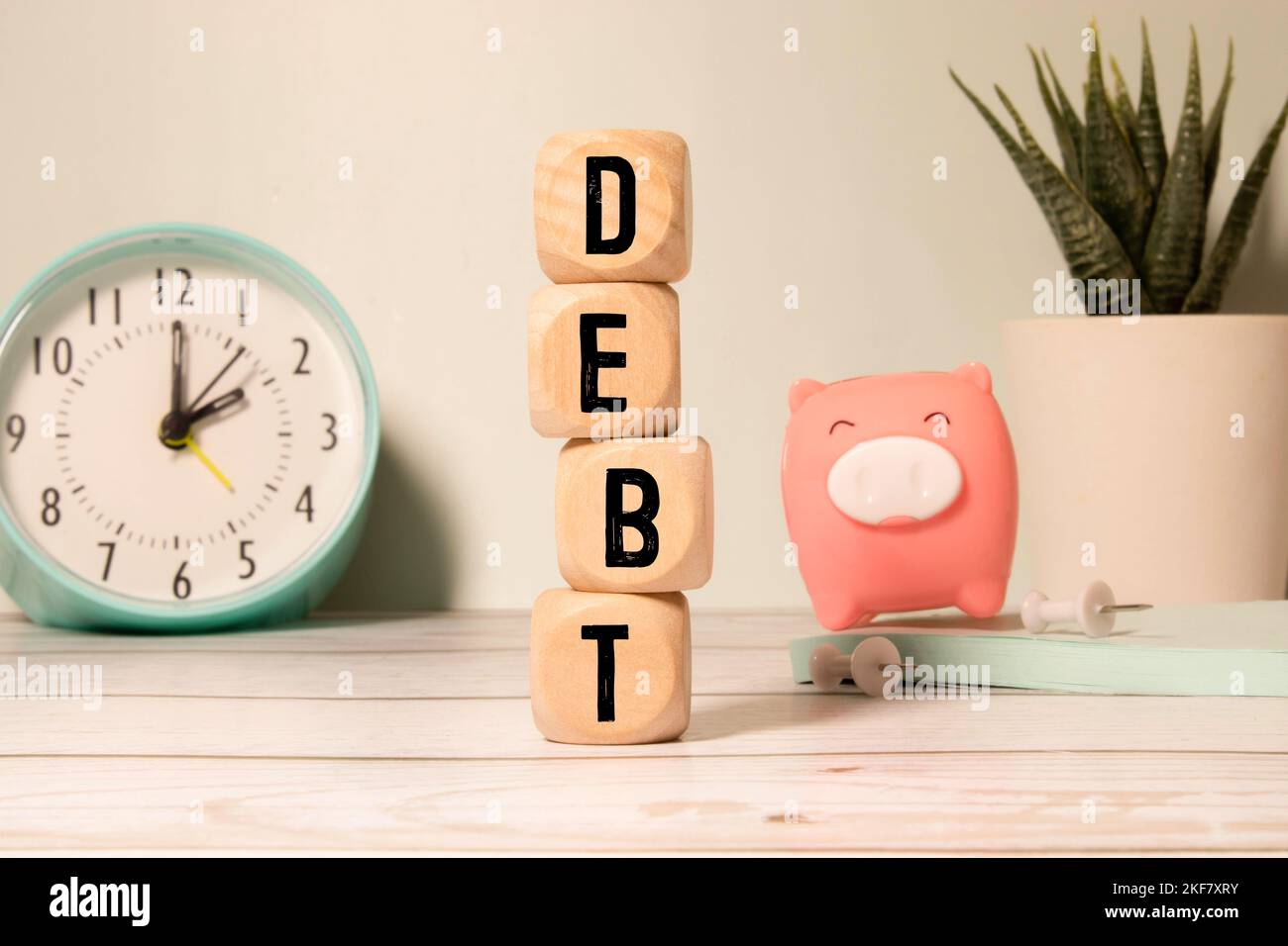 Holzblöcke mit dem Wort Schulden. Reduzierung oder Umstrukturierung der Schulden. Stockfoto