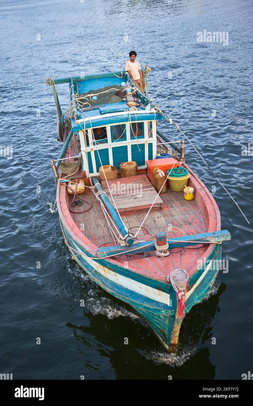Fischerboote auf dem Fluss in Kampot Kambodscha Stockfoto