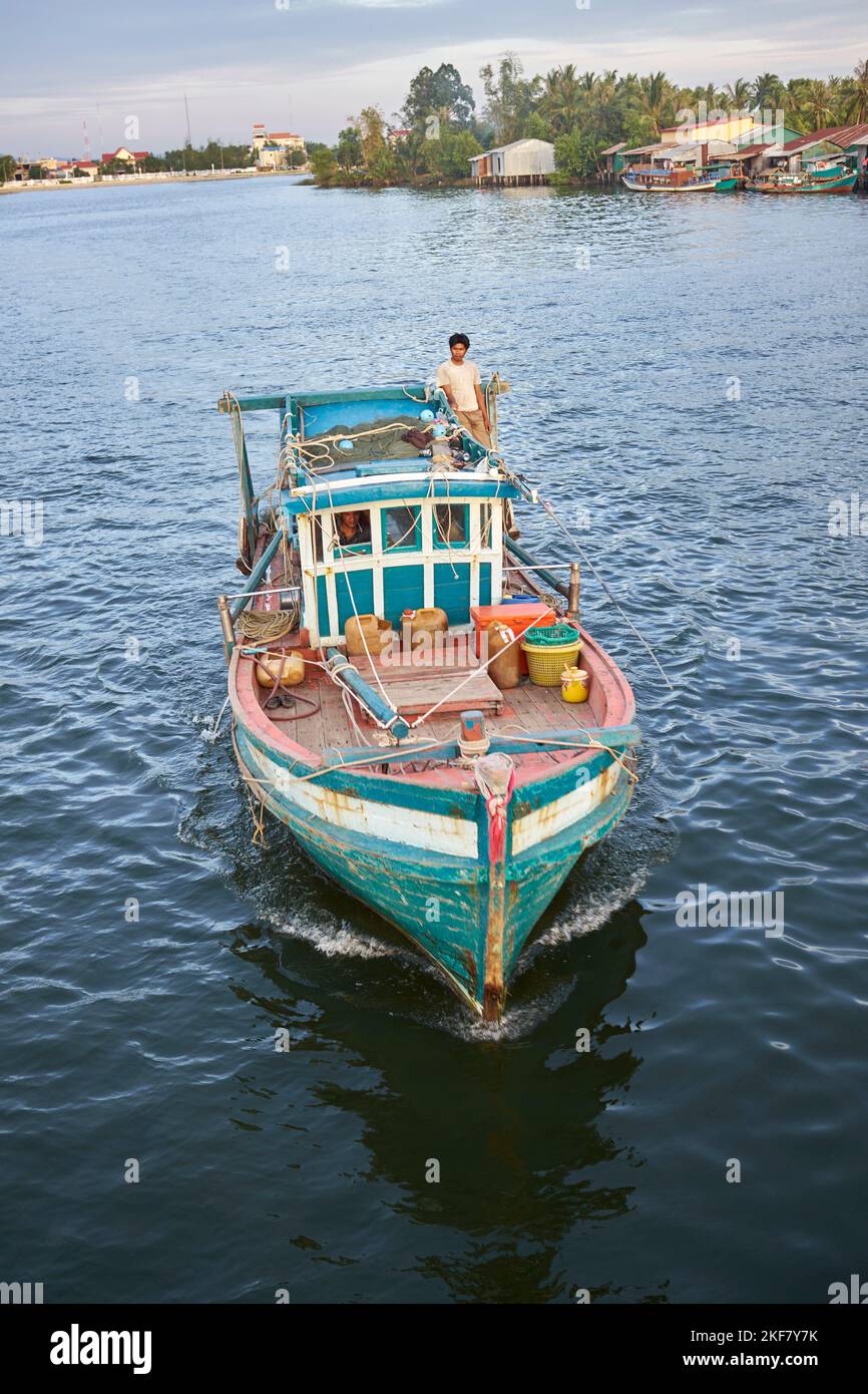 Fischerboote auf dem Fluss in Kampot Kambodscha Stockfoto