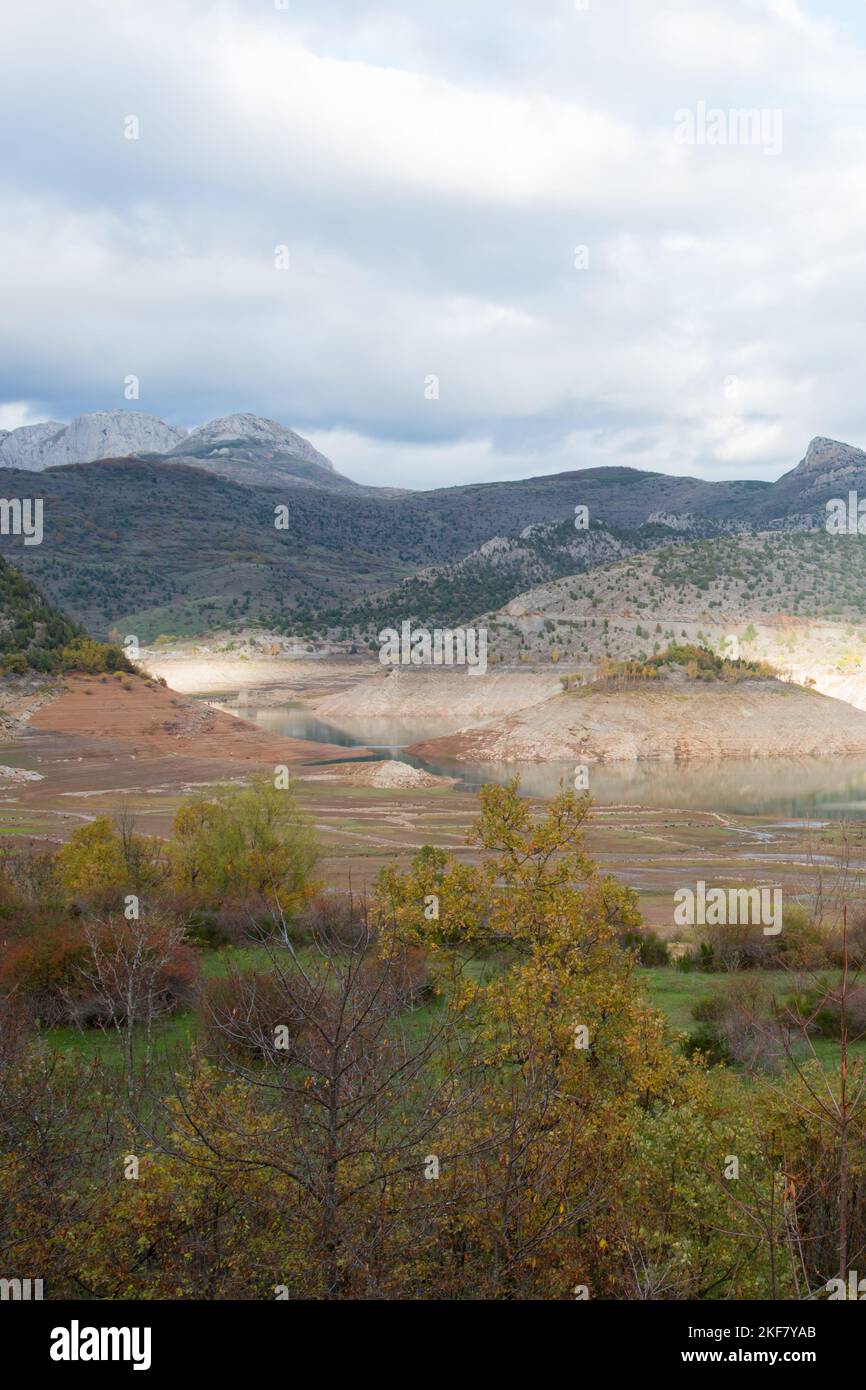 Schönheit in der Natur im Herbst. Dürre im Norden spaniens. Caldas de Luna Stockfoto