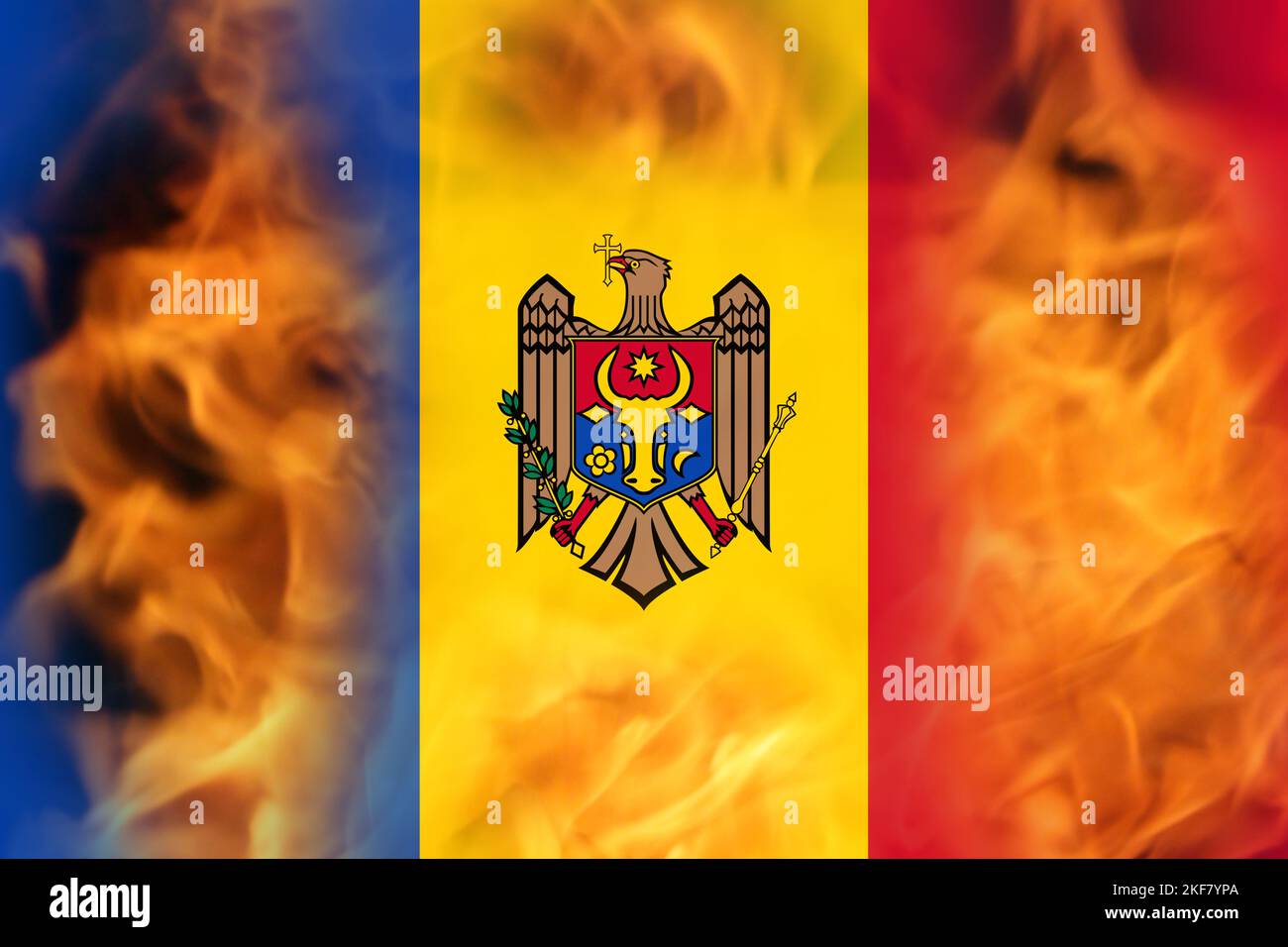 Unschärfe-Proteste in Moldawien. Moldawien Flagge auf Feuer Flamme Hintergrund gemalt. Kraft, Macht, Protestkonzept. Russland-Krieg. Weltkrise. Nicht fokussiert Stockfoto