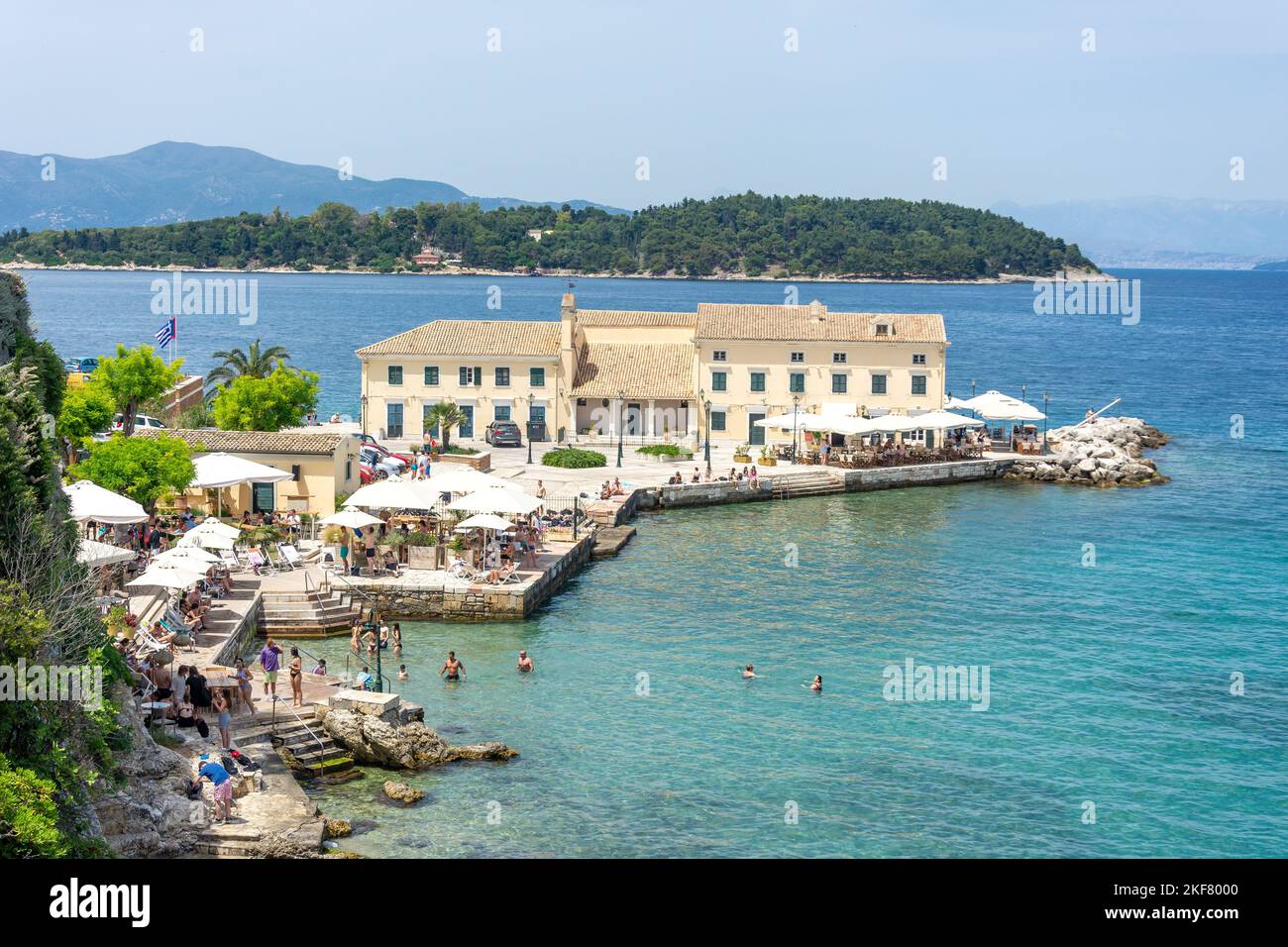 Badestrand und Restaurants, Faliraki, Altstadt von Korfu, Korfu (Kerkyra), Ionische Inseln, Griechenland Stockfoto