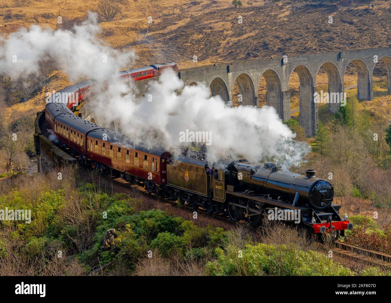 Ein Dampfzug, der über das Glenfinnan Viadukt auf der West Highland Line in Glenfinnan fährt Stockfoto