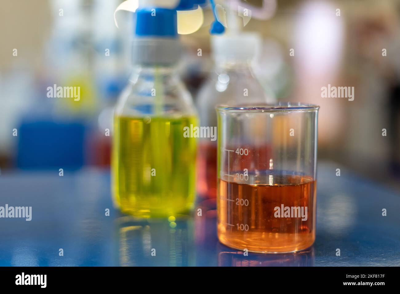 Laborgläser mit bunten Flüssigkeiten Stockfoto