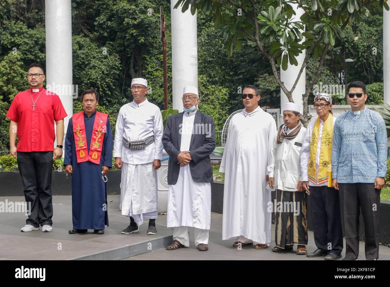 Bogor, Indonesien. 16.. November 2022. Interreligiöse Führer versammeln sich am 16. November 2022 am Kujang-Denkmal zum Gedenken an den Internationalen Toleranztag in Bogor, West-Java, Indonesien. Diese Aktivität wurde als Botschaft an die Öffentlichkeit durchgeführt, um im Leben der Nation und des Staates weiterhin Toleranz und Respekt für die Vielfalt zu bewahren. (Foto von Andi M Ridwan/INA Photo Agency/Sipa USA) Quelle: SIPA USA/Alamy Live News Stockfoto