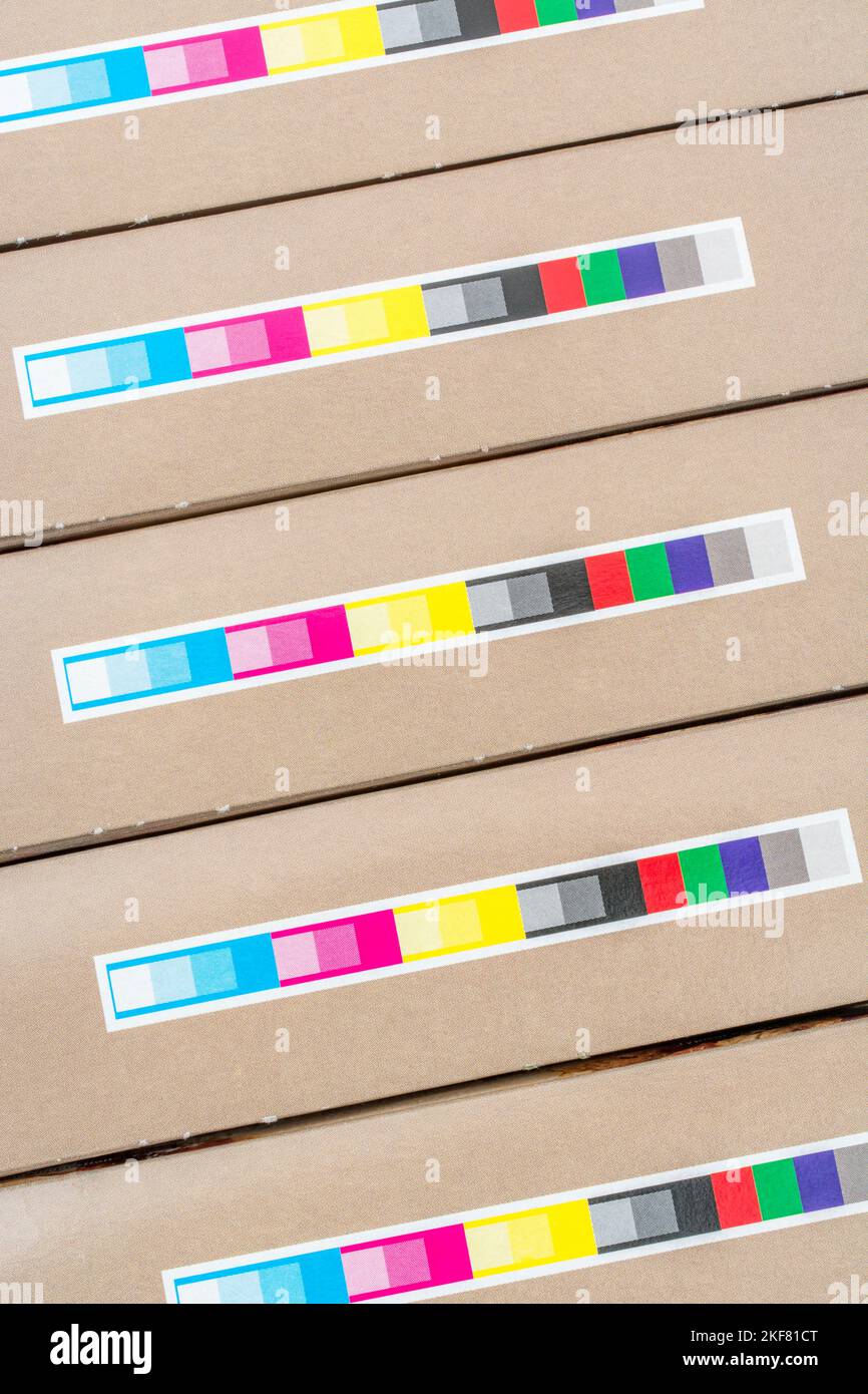 Vollfarben- und CMCMCMCMDA-Farbregistrierungsstreifen auf der Unterseite einer ASDA-eigenen Salbei- und Zwiebelfüllbox. Wird zur Überprüfung der Qualität und Farbausrichtung verwendet. Stockfoto