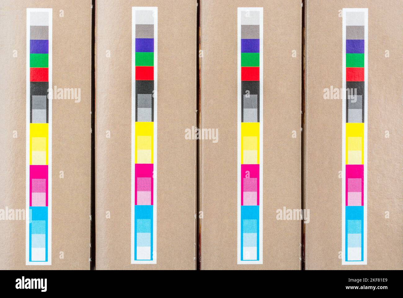 Vollfarben- und CMCMCMCMDA-Farbregistrierungsstreifen auf der Unterseite einer ASDA-eigenen Salbei- und Zwiebelfüllbox. Wird zur Überprüfung der Qualität und Farbausrichtung verwendet. Stockfoto