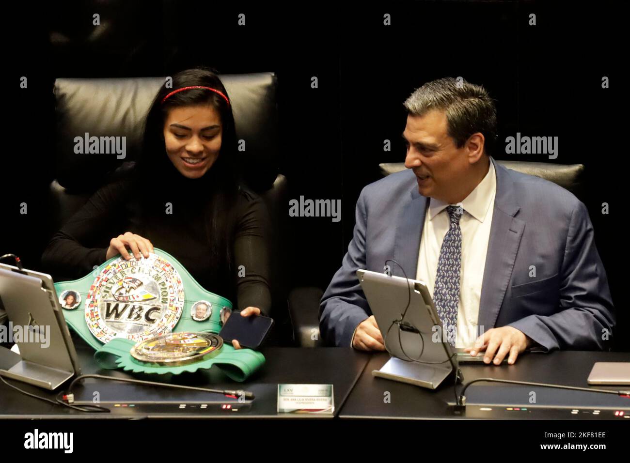 Mexiko-Stadt, Mexiko. 15.. November 2022. 16. November 2022, Mexiko-Stadt, Mexiko: Der Präsident des World Boxing Council, Mauricio Sulaimán, mit dem internationalen Fliegengewicht-Champion des World Boxing Council, Jaqueline Calvo, im Senat in Mexiko-Stadt. Am 16. November 2022 in Mexiko-Stadt, Mexiko (Foto: Luis Barron/Eyepix Group/Sipa USA). Quelle: SIPA USA/Alamy Live News Stockfoto