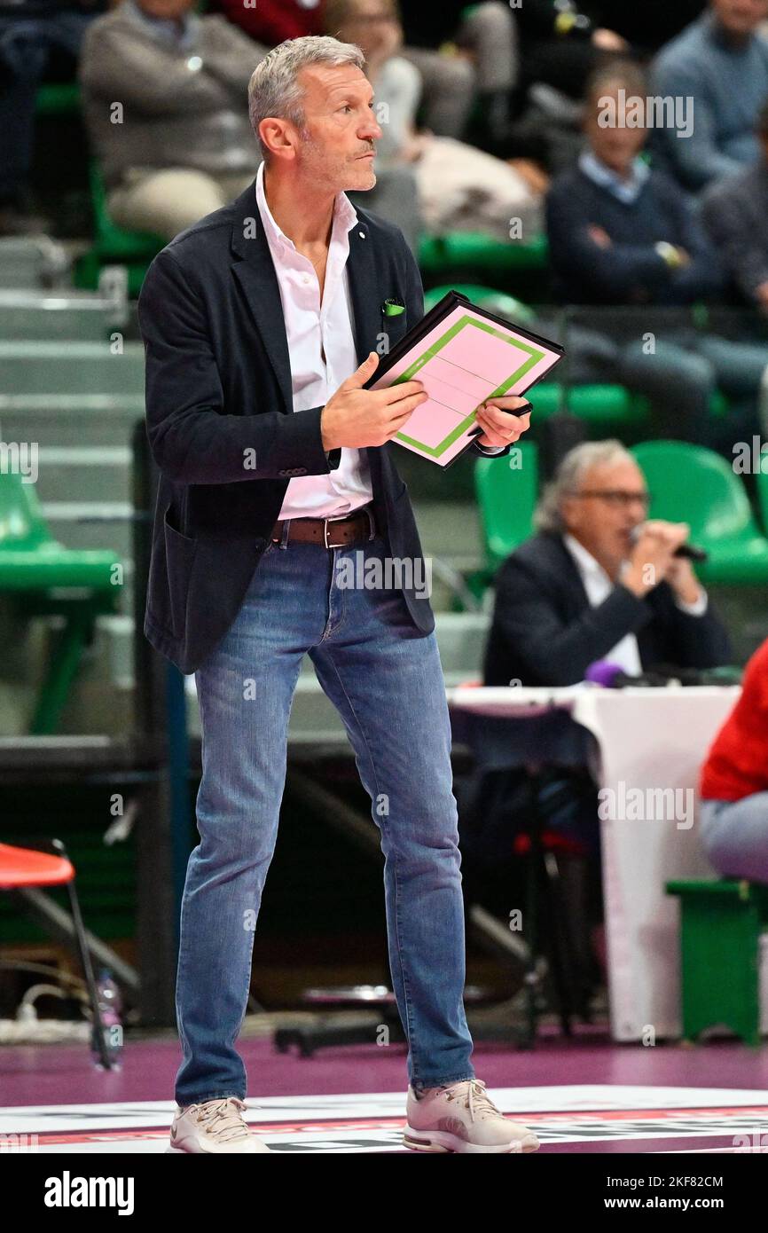 Pala Ubi Banca, Cuneo, Italien, 16. November 2022, Emanuele Zanini Cuneo)
 Cheftrainer während des Cuneo Granda Volley gegen CBF Balducci H.R. Macerata - Volleyball Italian Serie A1 Women match Stockfoto