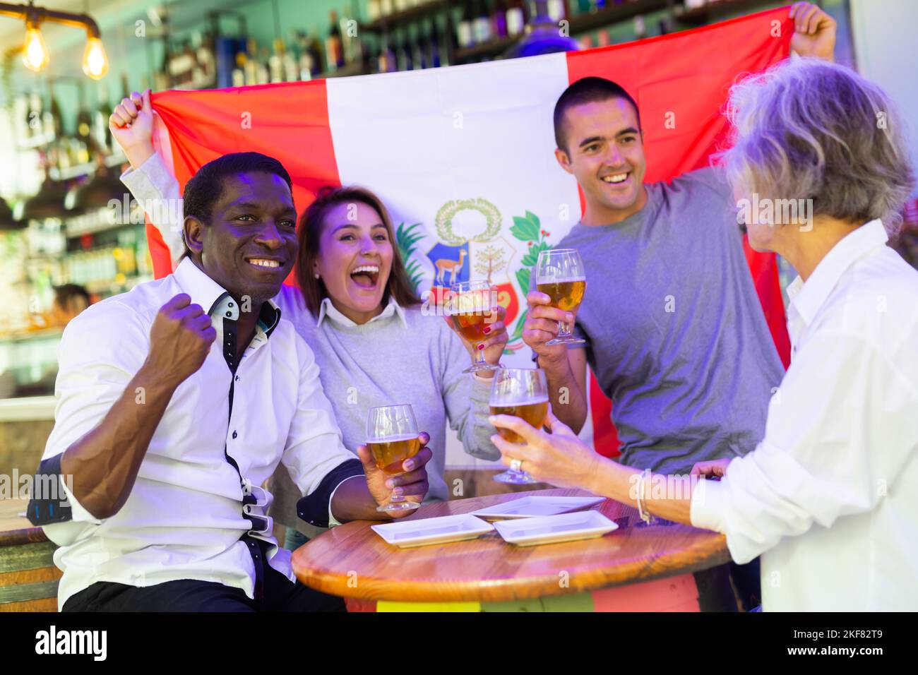 Glückliche Freunde feiern den Sieg des peruanischen Teams in der Bierstube Stockfoto