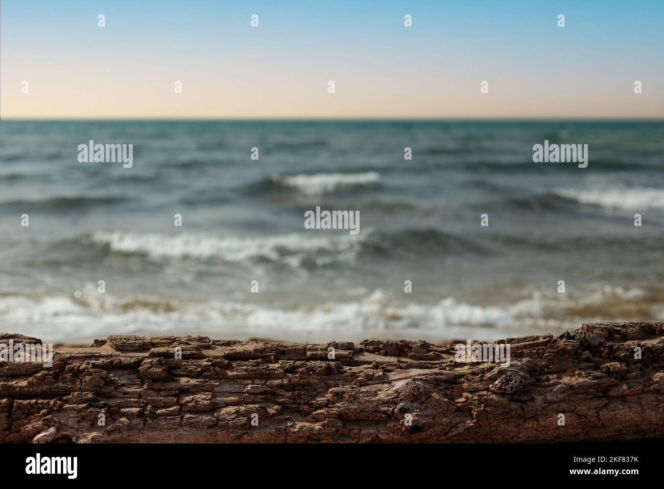 Ort, um das Produkt auf dem Hintergrund des Strandes zu montieren. Stockfoto