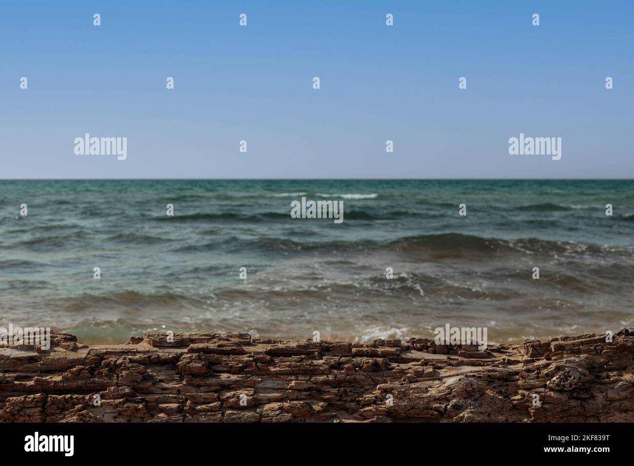 Ort, um das Produkt auf dem Hintergrund des Strandes zu montieren. Stockfoto