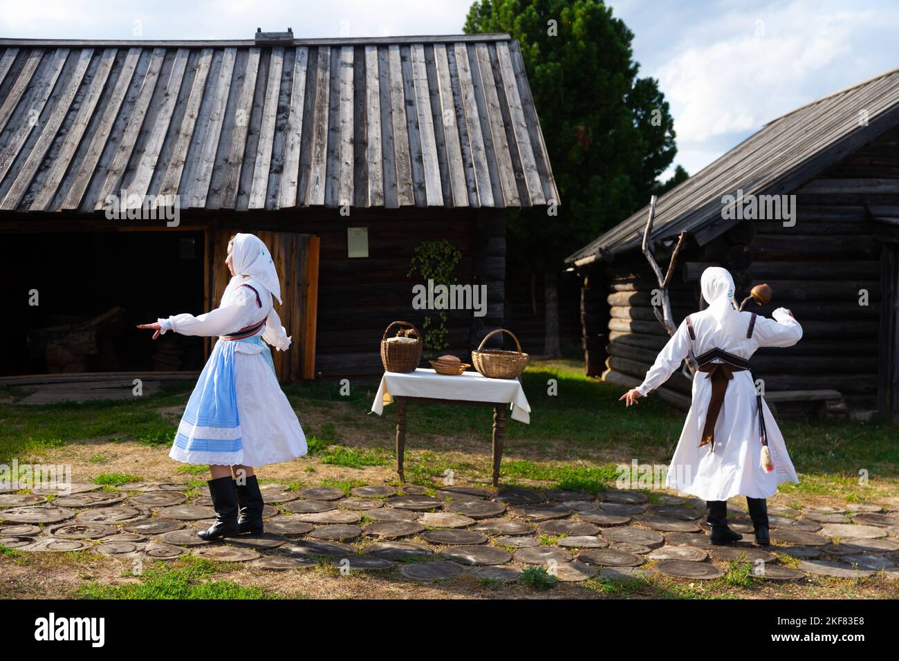 Tanzende Künstlerinnen im Ethnographischen Freilichtmuseum Mari Stockfoto