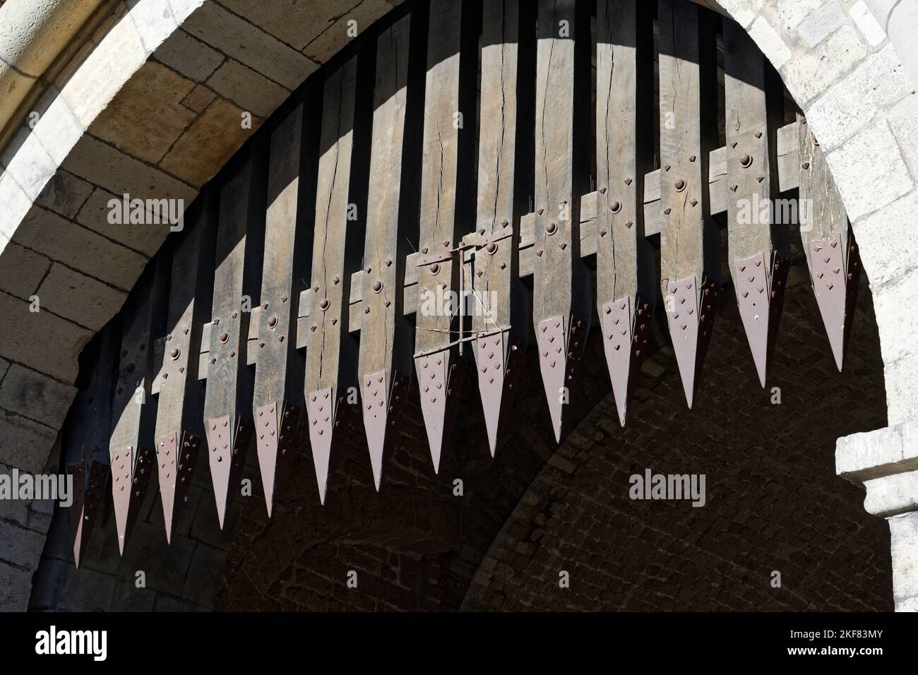 Portcullis mit Metallspitzen auf einer mittelalterlichen Torburg in köln Stockfoto