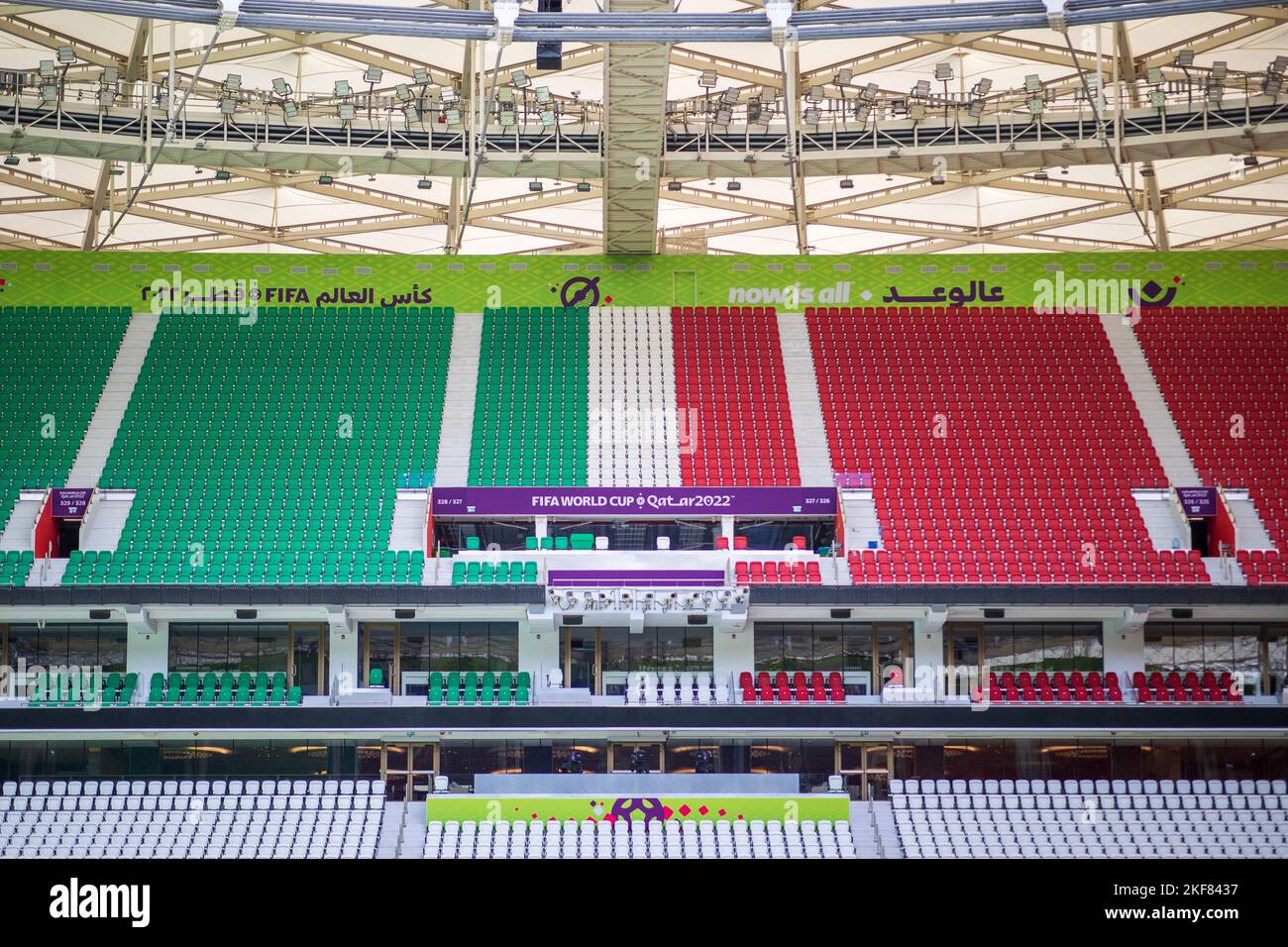 DOHA, Katar. , . Haupttribüne und die 11 speziellen Überwachungskameras in der Mitte, um alle Aktivitäten im Bild haben, Stadionansicht, Quelle: SPP Sport Press Foto. /Alamy Live News Stockfoto