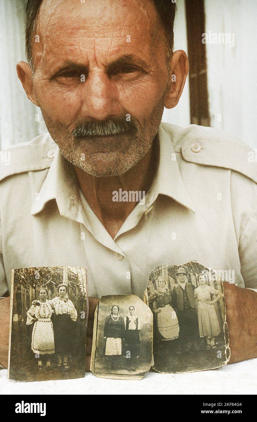 Landkreis Ilfov, Rumänien, ca. 2001. Lokaler Mann mit alten Fotos seiner Familie. Stockfoto