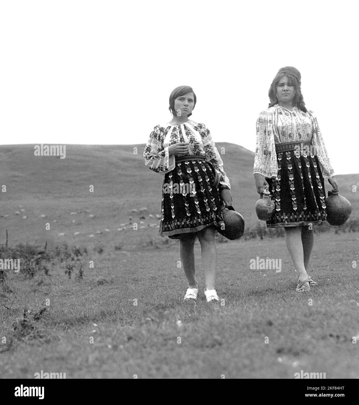 Teleorman County, Rumänien, ca. 1974. Frauen tragen ihre schönen traditionellen Trachten. Stockfoto