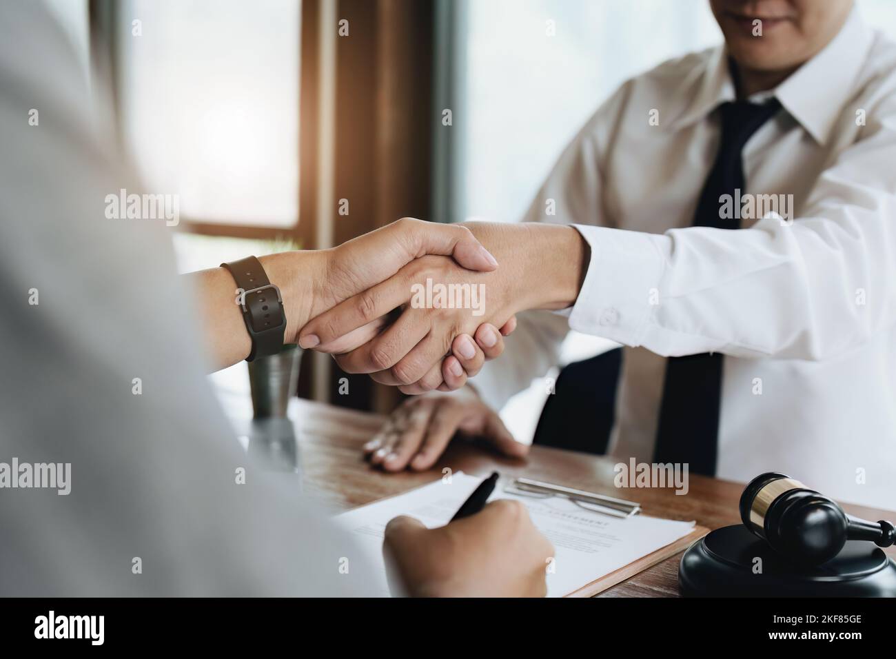 Immobilienmakler schütteln die Hände mit den Kunden, um zu gratulieren Stockfoto