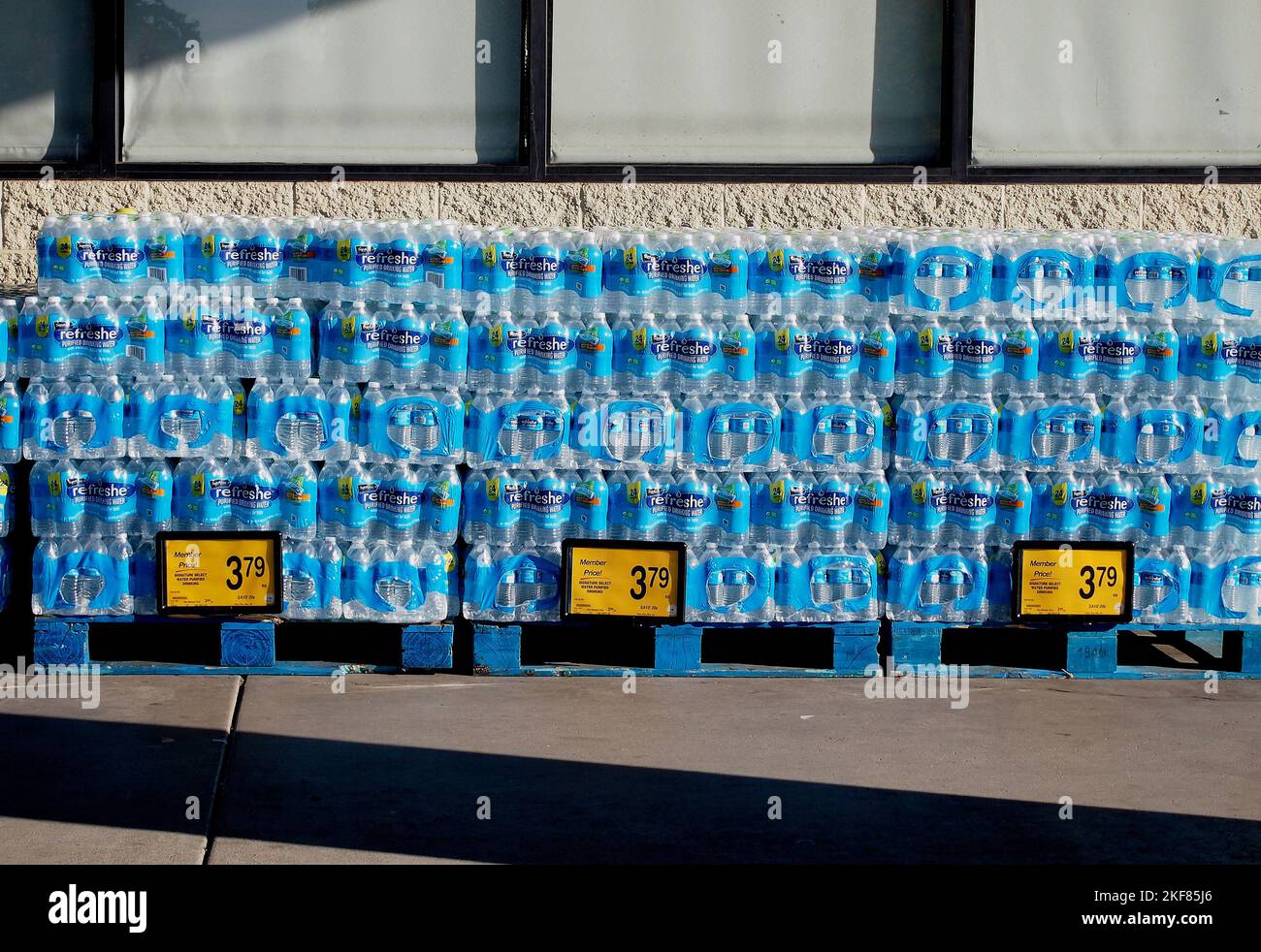 Trinkwasser in Flaschen zum Verkauf vor dem Safeway-Lebensmittelgeschäft in Union City, Kalifornien Stockfoto