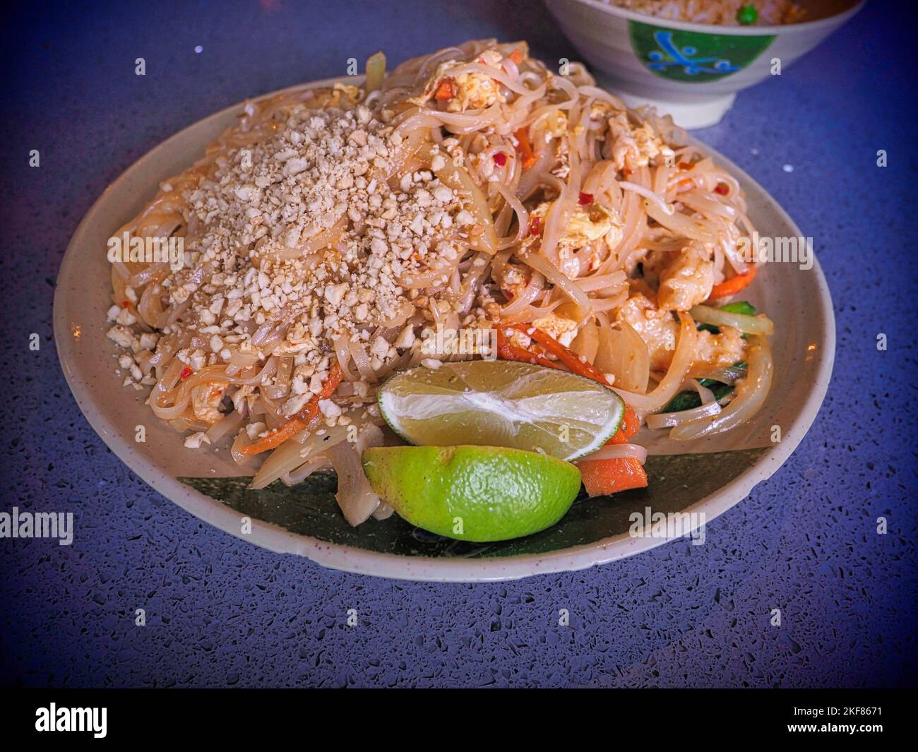 Pad thai, phat thai oder phad thai, ist ein unter Rühren gebratenes Reisnudel-Gericht, das in Thailand häufig als Street Food serviert wird Stockfoto