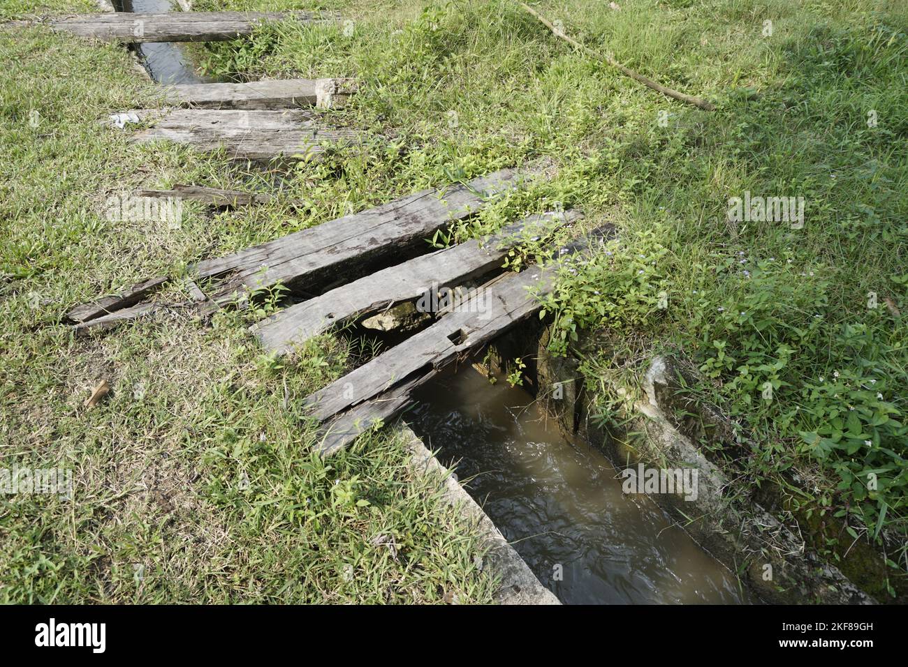 Holzplanken über einen Kanal Stockfoto